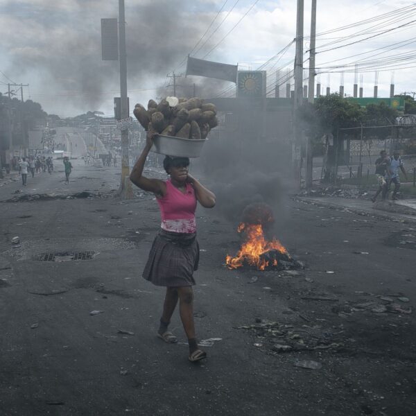 Protesten op straat Haiti foto: Odelyn Joseph -AP
